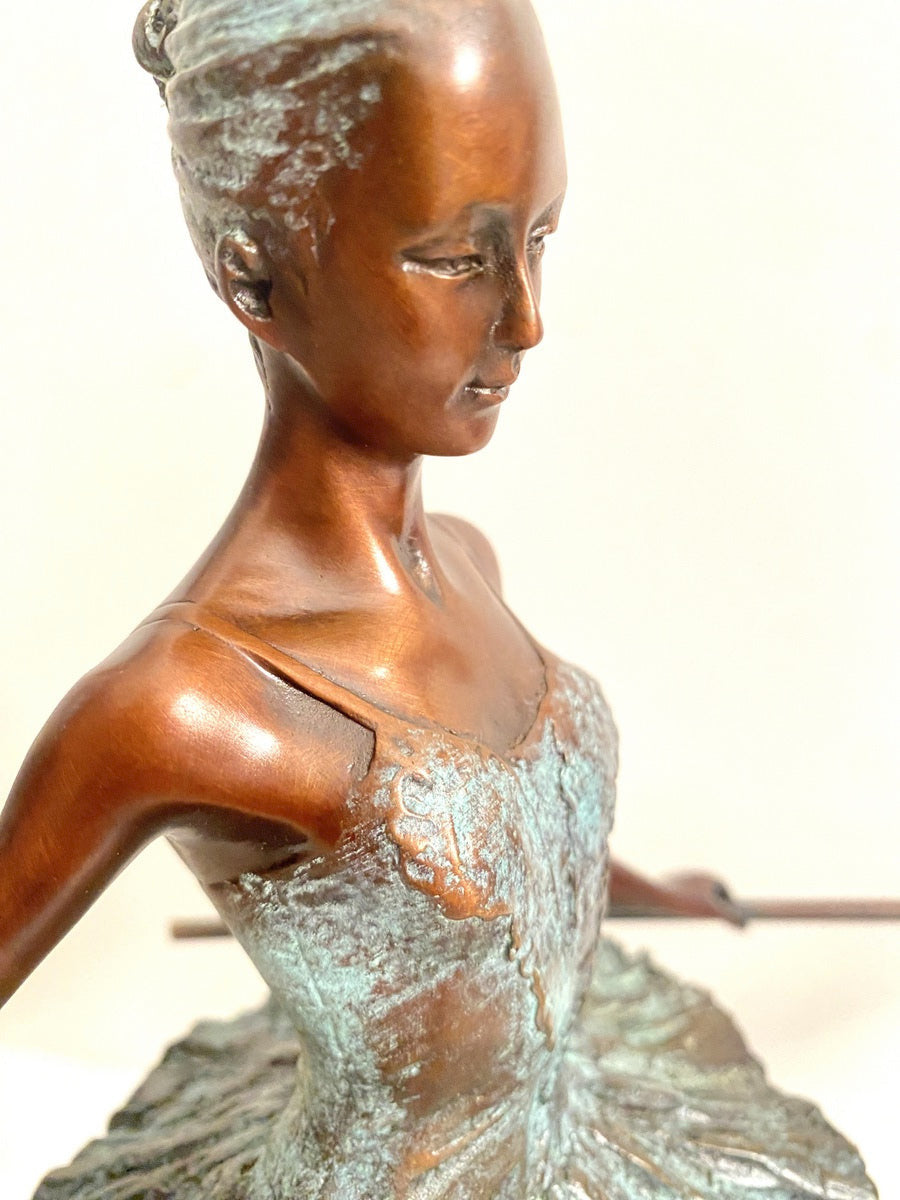 Bronze Ballerina – Detailaufnahme von Gesicht, Oberkörper