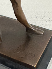 Detailansicht der Bronze Tänzerin nach Degas – Gesicht, Oberkörper und fein modellierte Patina