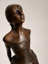 Detailansicht der Bronze Tänzerin nach Degas – Gesicht, Oberkörper und fein modellierte Patina