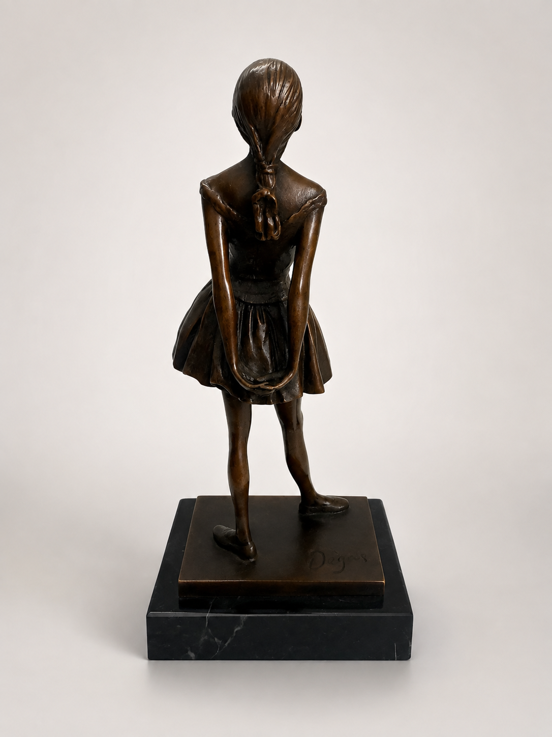 Bronzeskulptur Tänzerin in Anlehnung an Edgar Degas auf schwarzem Marmorsockel – Rückansicht