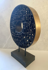 Illustration circulaire abstraite en plastique bronze avec signature de l'artiste