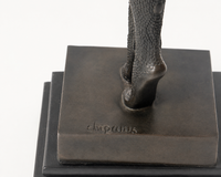 Detailaufnahme Füße der Bronze Tänzerin auf mehrstufigem Marmorsockel