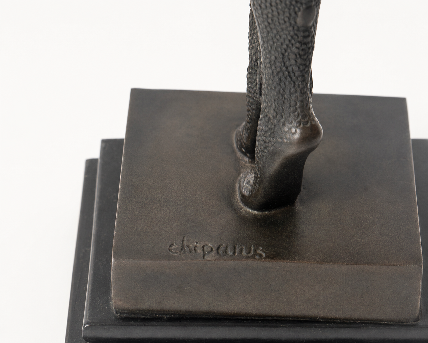 Detailaufnahme Füße der Bronze Tänzerin auf mehrstufigem Marmorsockel