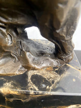 Detailaufnahme der Beine der Bronze-Mammutfigur und Marmorsockel