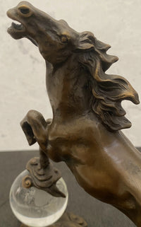 Detailaufnahme Kopf und Mähne der steigenden Bronze-Pferdefigur