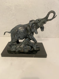 Bronzefigur-Elefant nach Rembrandt Bugatti auf Marmorplatte mit Künstlersignatur
