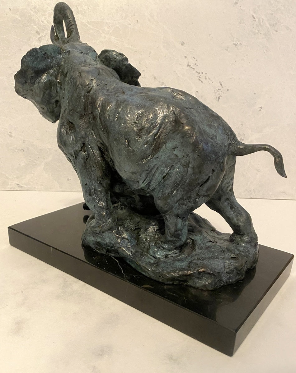 Bronzefigur-Elefant nach Rembrandt Bugatti auf Marmorplatte mit Künstlersignatur