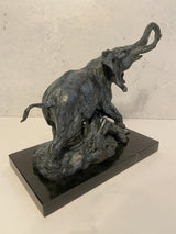 Bronzefigur-Elefant nach Rembrandt Bugatti auf Marmorplatte mit Künstlersignatur