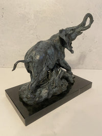 Bronzefigur-Elefant nach Rembrandt Bugatti auf Marmorplatte mit Künstlersignatur