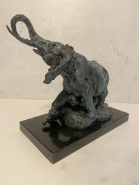 Bronzefigur-Elefant nach Rembrandt Bugatti auf Marmorplatte mit Künstlersignatur