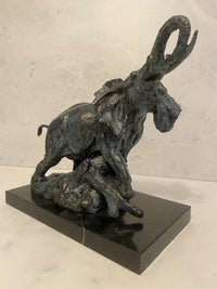 Bronzefigur-Elefant nach Rembrandt Bugatti auf Marmorplatte mit Künstlersignatur