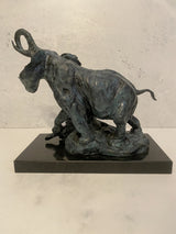 Bronzefigur-Elefant nach Rembrandt Bugatti auf Marmorplatte mit Künstlersignatur