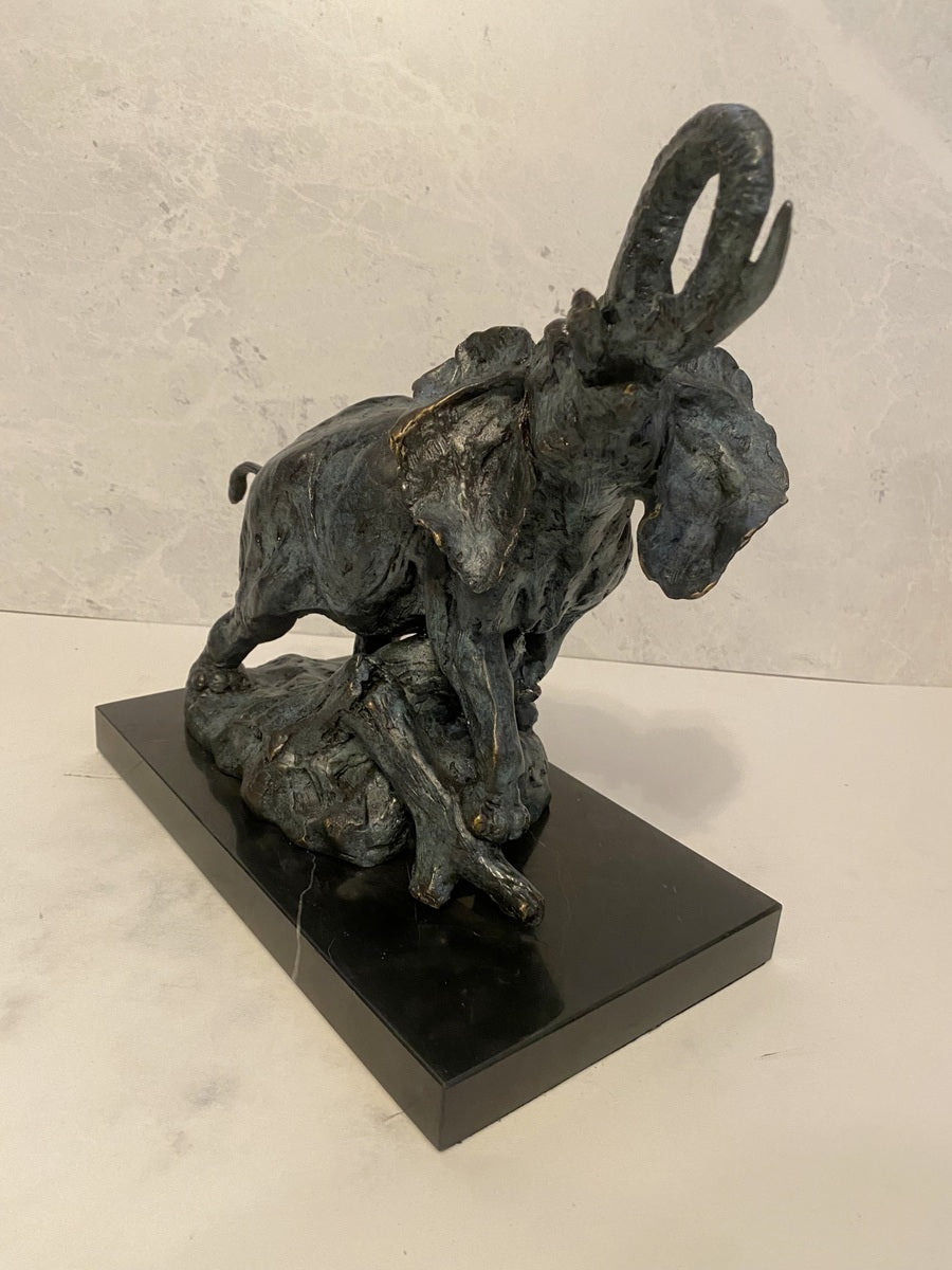 Bronzefigur-Elefant nach Rembrandt Bugatti auf Marmorplatte mit Künstlersignatur