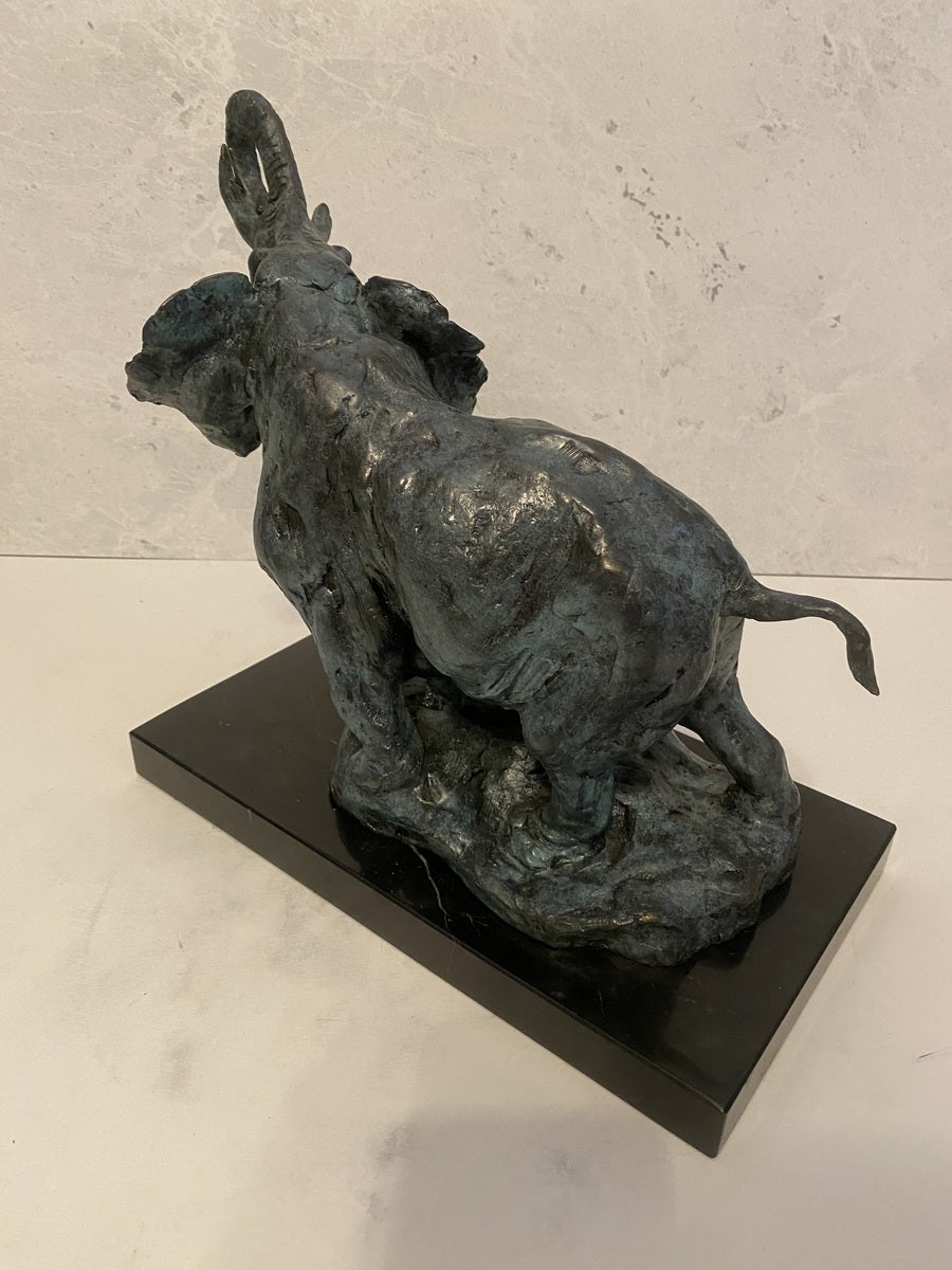 Bronzefigur-Elefant nach Rembrandt Bugatti auf Marmorplatte mit Künstlersignatur