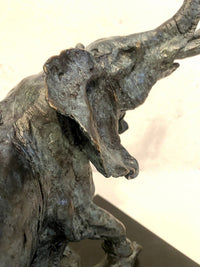 Bronzefigur-Elefant nach Rembrandt Bugatti auf Marmorplatte mit Künstlersignatur