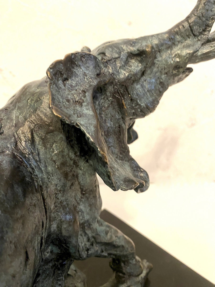 Bronzefigur-Elefant nach Rembrandt Bugatti auf Marmorplatte mit Künstlersignatur