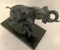 Bronzefigur-Elefant nach Rembrandt Bugatti auf Marmorplatte mit Künstlersignatur