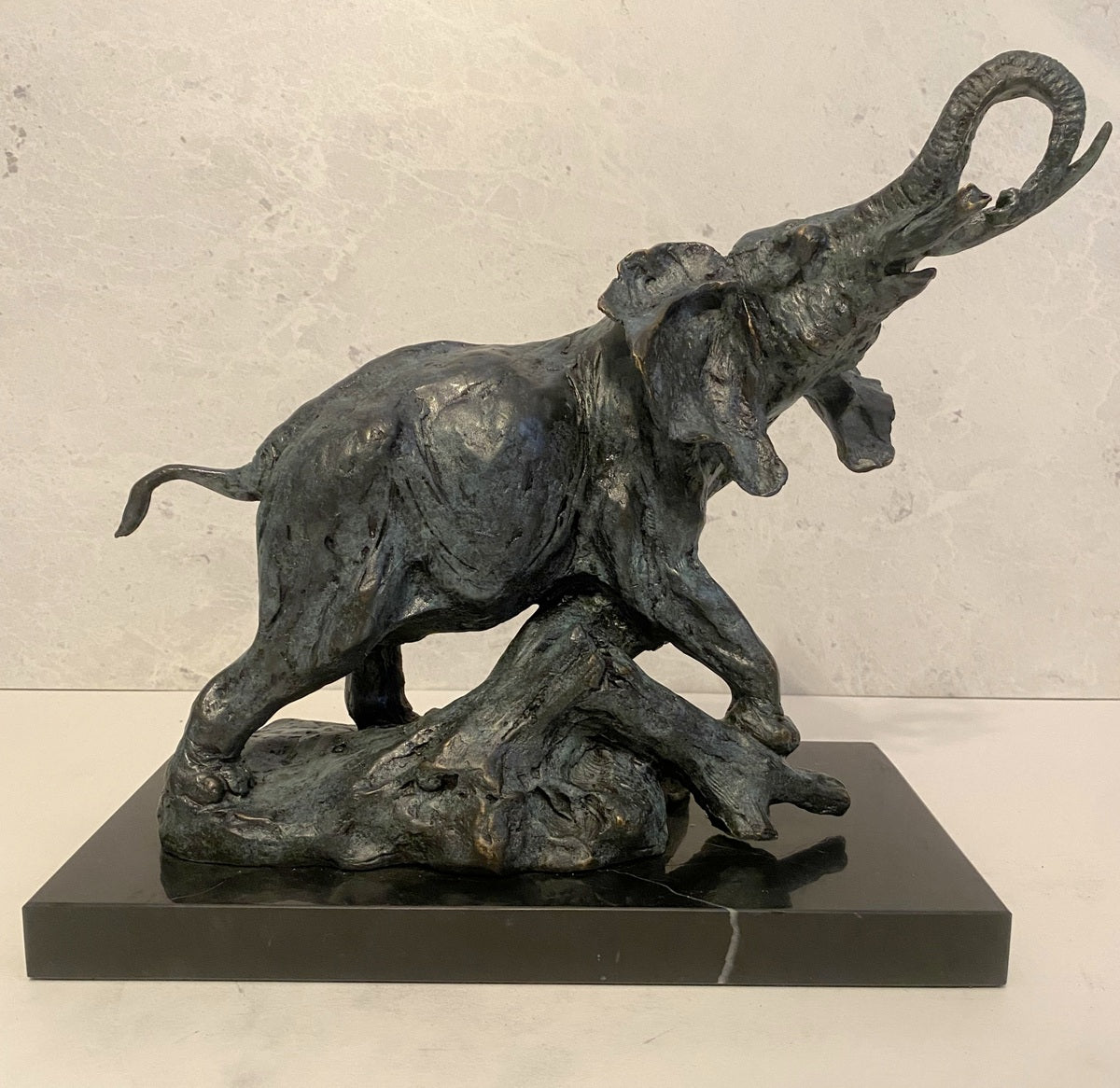 Bronzefigur-Elefant nach Rembrandt Bugatti auf Marmorplatte mit Künstlersignatur