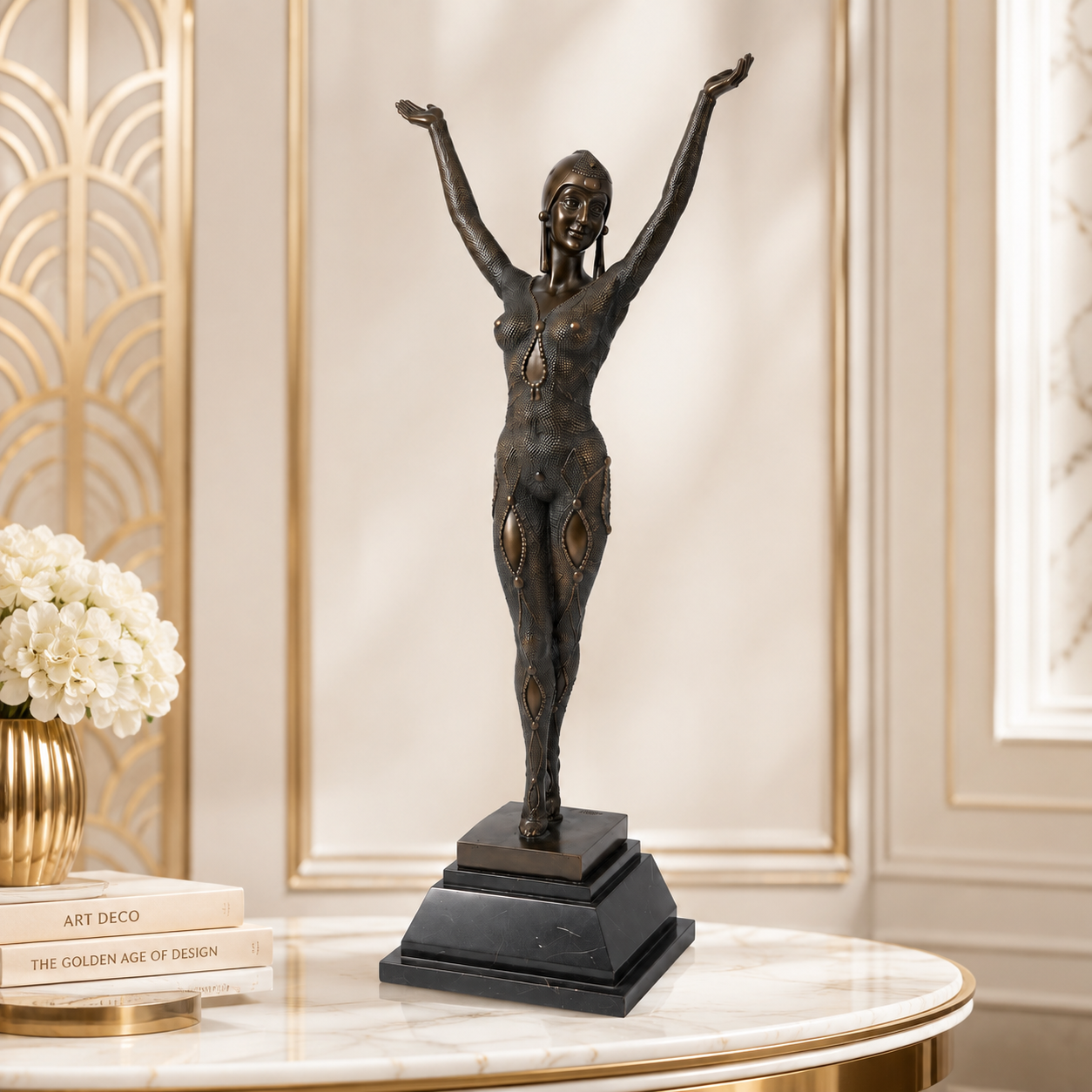 Art-Déco-Tänzerin aus Bronze mit erhobenen Armen auf Marmorsockel – Stimmungsbild