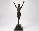Bronzefigur Frau als Art-Déco-Tänzerin mit hoch erhobenen Armen – Frontalansicht