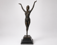 Bronzefigur Frau als Art-Déco-Tänzerin mit hoch erhobenen Armen – Frontalansicht