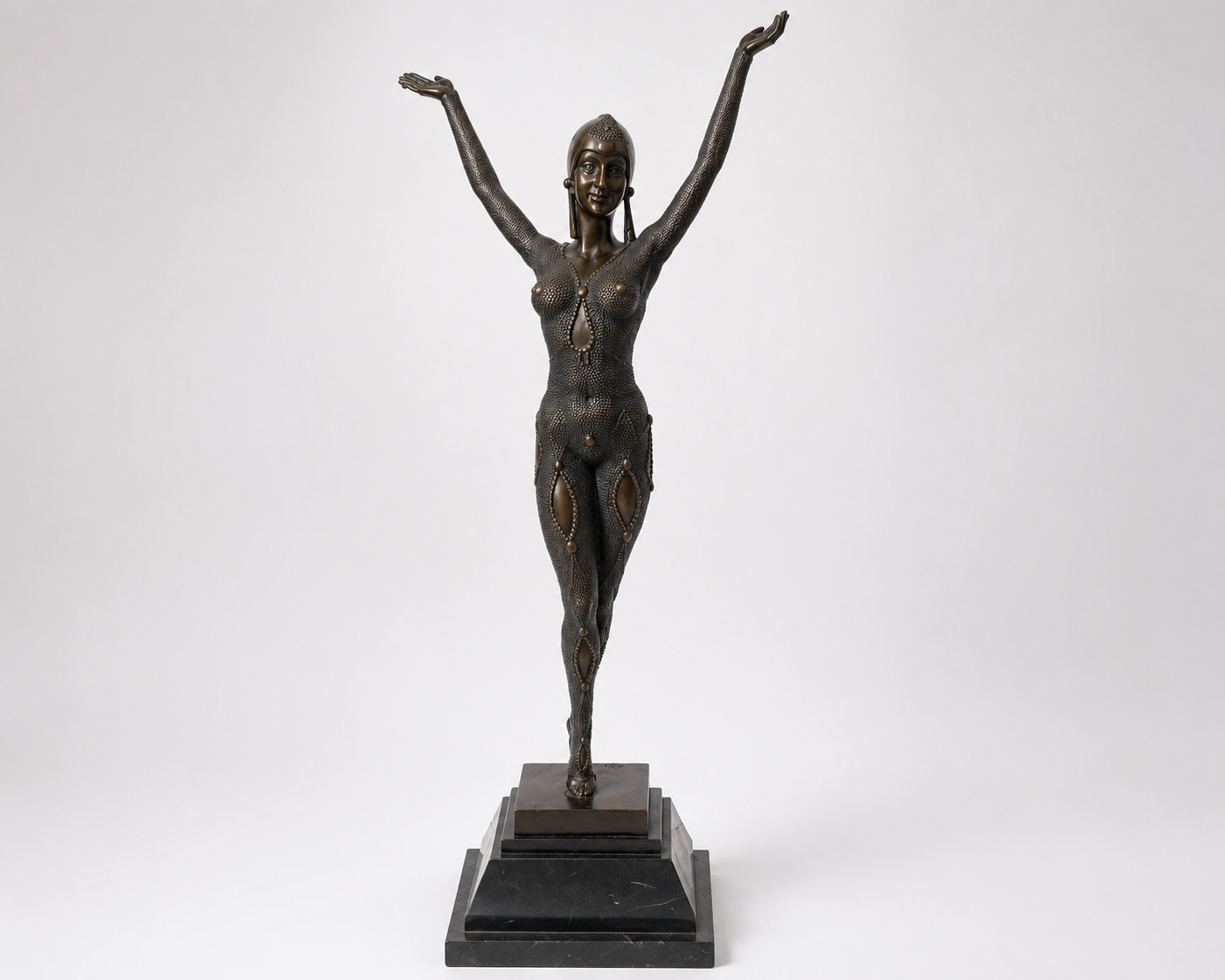 Bronzefigur Frau als Art-Déco-Tänzerin mit hoch erhobenen Armen – Frontalansicht