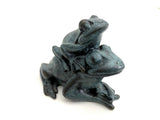 Kleine Froschgruppe aus Bronze mit grüner Patina in der Hauptansicht