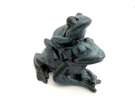 Kleine Froschgruppe aus Bronze mit grüner Patina in der Hauptansicht