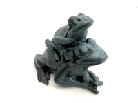 Kleine Froschgruppe aus Bronze mit grüner Patina in der Hauptansicht