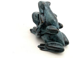 Rückansicht der kleinen Froschgruppe aus Bronze mit übereinandersitzenden Fröschen und grüner Patina