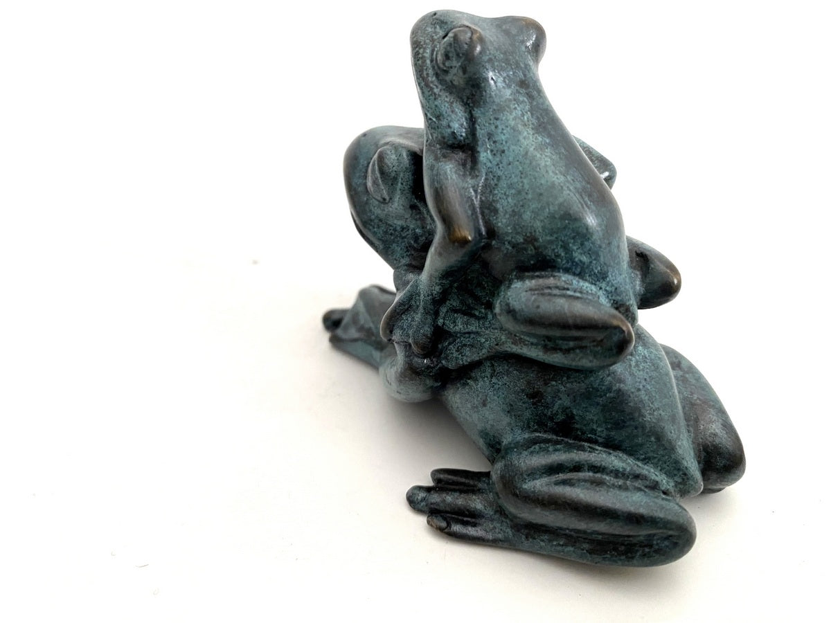 Rückansicht der kleinen Froschgruppe aus Bronze mit übereinandersitzenden Fröschen und grüner Patina