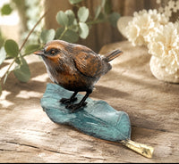 Bronze Vogel Figur – Stimmungsbild der kleinen Tierskulptur auf Blatt
