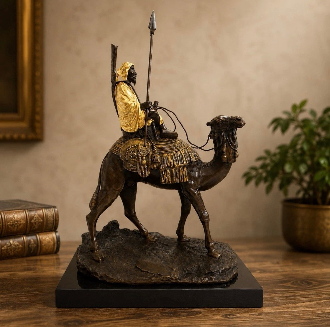 Orientalische Bronzeskulptur Beduine mit Kamel – mit Blattgold veredelt