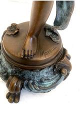 Engelfigur aus Bronze – Amor mit Vase nach Auguste Moreau signiert