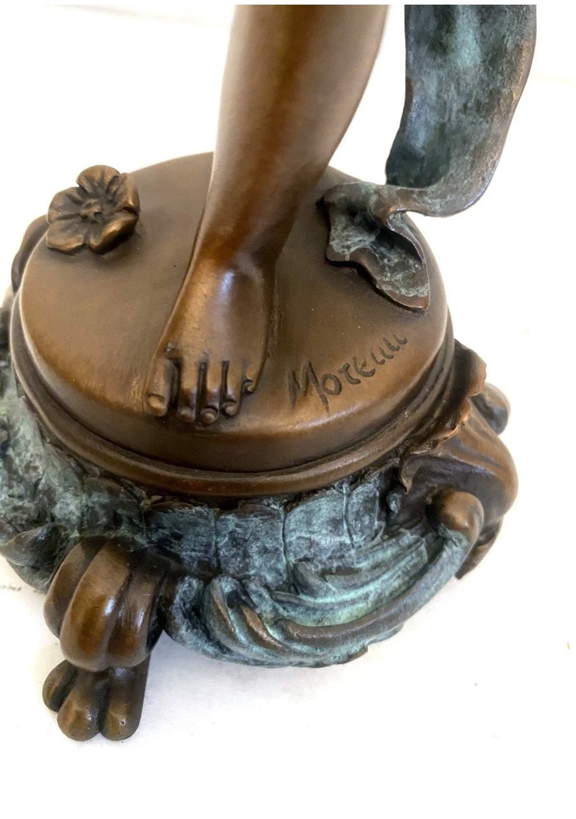 Engelfigur aus Bronze – Amor mit Vase nach Auguste Moreau signiert