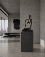 Bronzeskulptur Nachdenkende Frau – Moderne Skulptur signiert Milo auf Marmorsockel