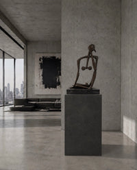 Bronzeskulptur Nachdenkende Frau – Moderne Skulptur signiert Milo auf Marmorsockel