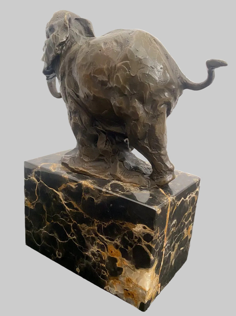 Mammutfigur aus Bronze mit erhobenem Rüssel – weitere Seitenansicht