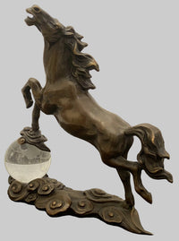 Bronzefigur Pferd mit erhobenen Vorderbeinen und Glaskugel – Seitenansicht
