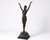 Art-Déco-Tänzerin aus Bronze mit erhobenen Armen auf Marmorsockel – Vorderansicht