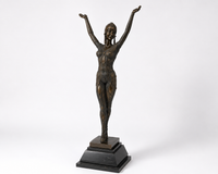 Art-Déco-Tänzerin aus Bronze mit erhobenen Armen auf Marmorsockel – Vorderansicht