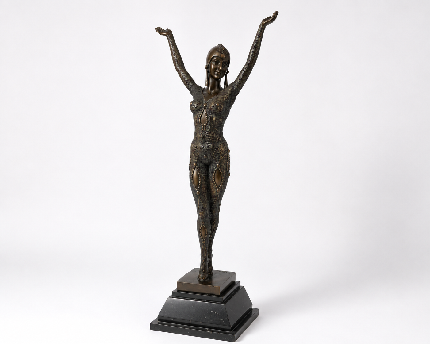 Art-Déco-Tänzerin aus Bronze mit erhobenen Armen auf Marmorsockel – Vorderansicht