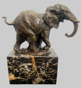 Bronzefigur Mammut mit erhobenem Rüssel auf dunklem Marmorsockel – Gesamtansicht