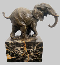 Bronzefigur Mammut mit erhobenem Rüssel auf dunklem Marmorsockel – Gesamtansicht