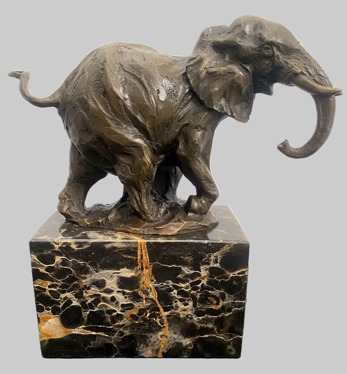 Bronzefigur Mammut mit erhobenem Rüssel auf dunklem Marmorsockel – Gesamtansicht