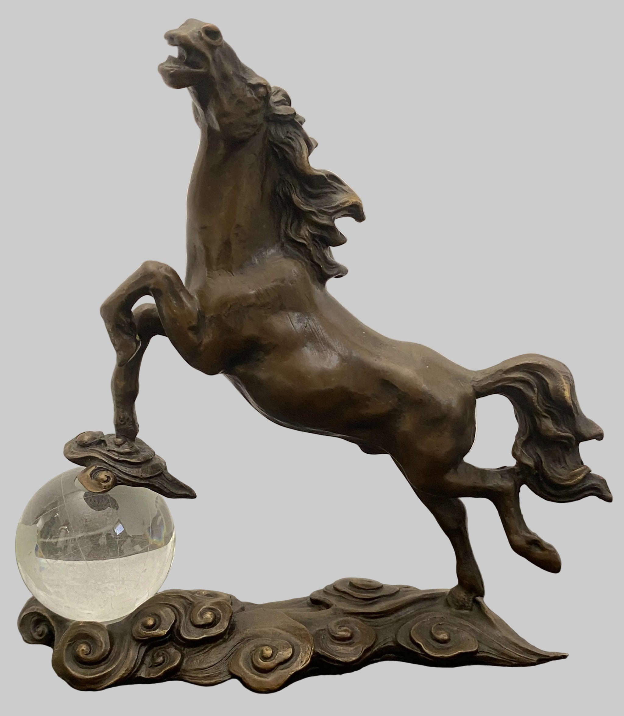 Pferd Figur aus Bronze mit Vorderhuf auf Glaskugel – Gesamtansicht