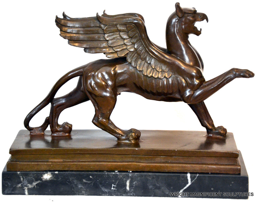 Mythologie Bronzefigur- Greif von Branitz auf Marmorsockel