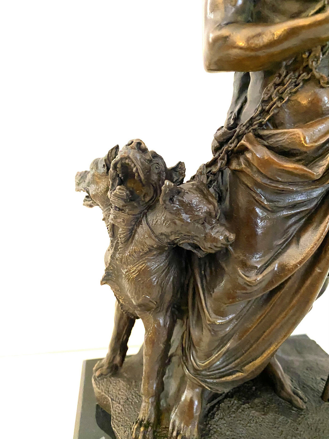 Figurine en bronze mythologique Hadès avec chien de l'enfer avec signature de l'artiste