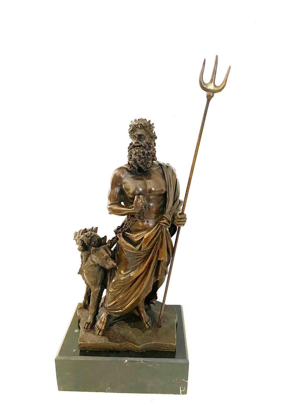 Hades Statue mit Kerberos – frontale Ansicht auf Marmorsockel
