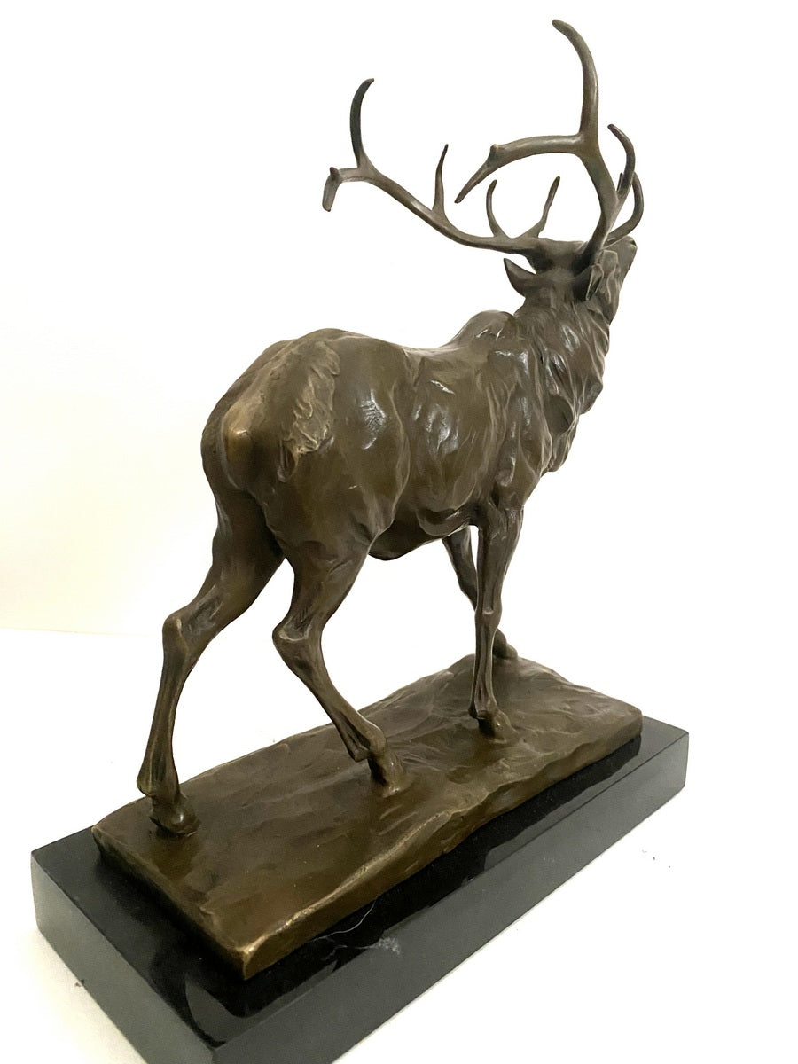 Tierskulptur Röhrender Hirsch nach Alfred Dubucand mit Künstlersignatur.